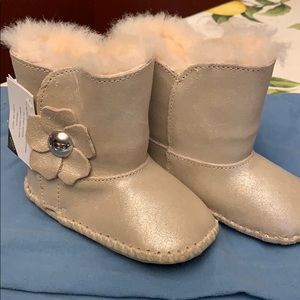 UGGS Infant Sz. 4/5 light pink with flower